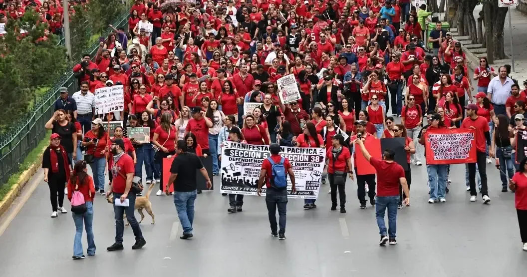 Bloqueo de maestros en Saltillo busca atención a demandas laborales urgentes.