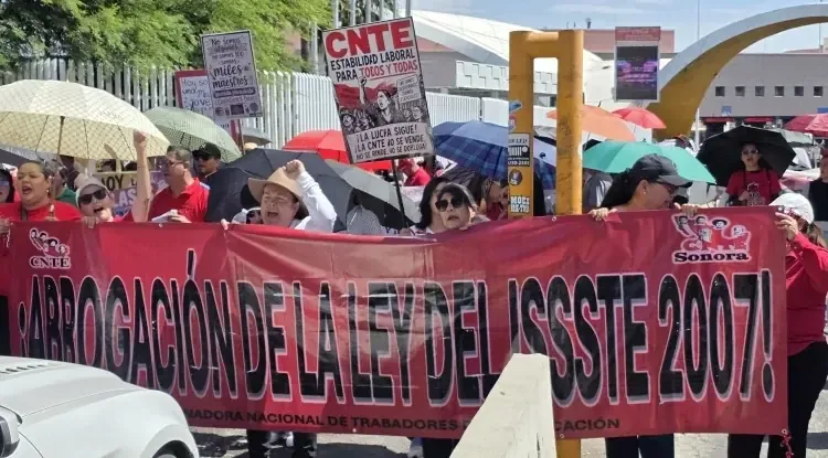 Docentes protestan por precariedad laboral y piden cambios en pensiones.