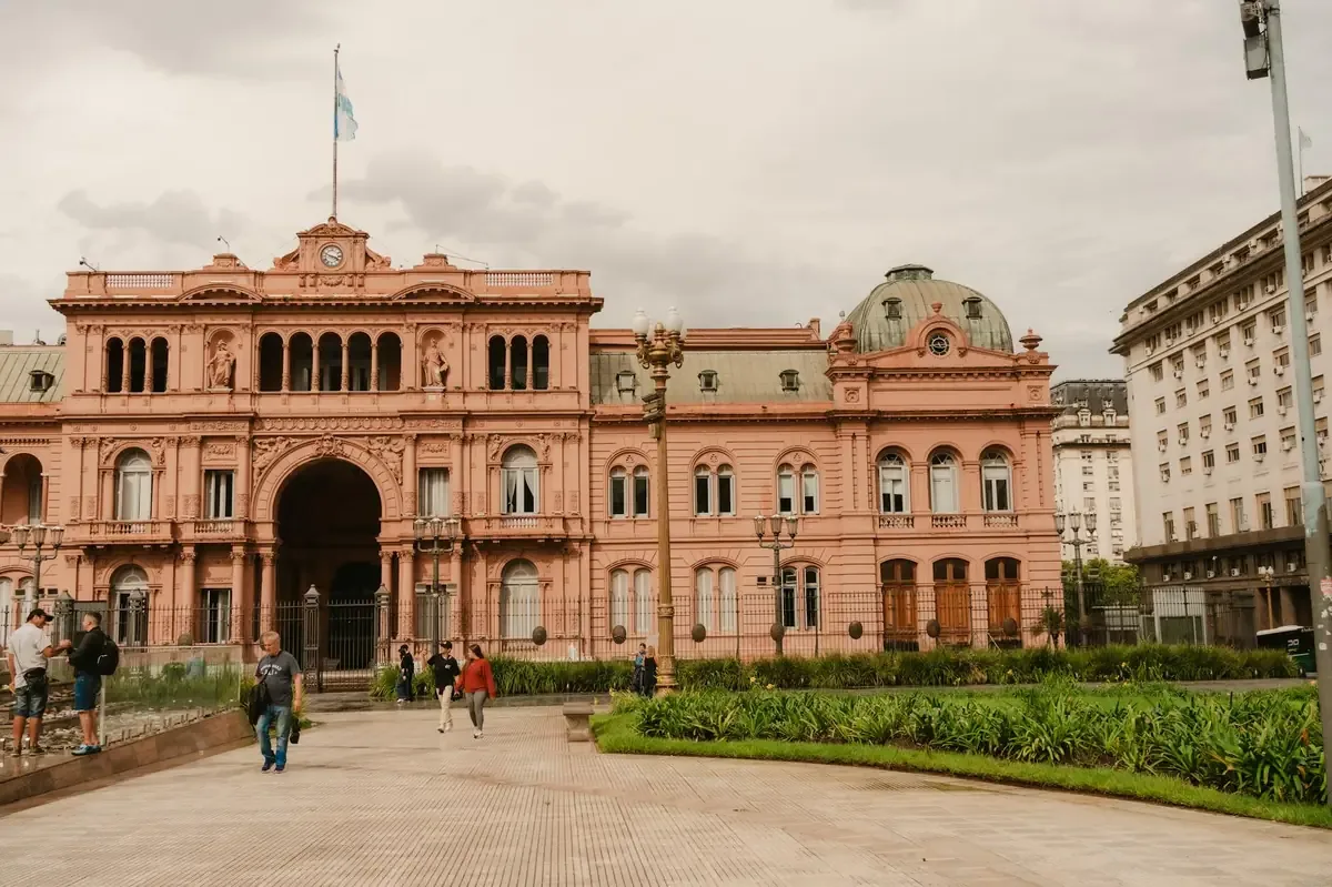 Tras una marcha masiva, docentes exigen mejoras en pensiones y servicios de salud.