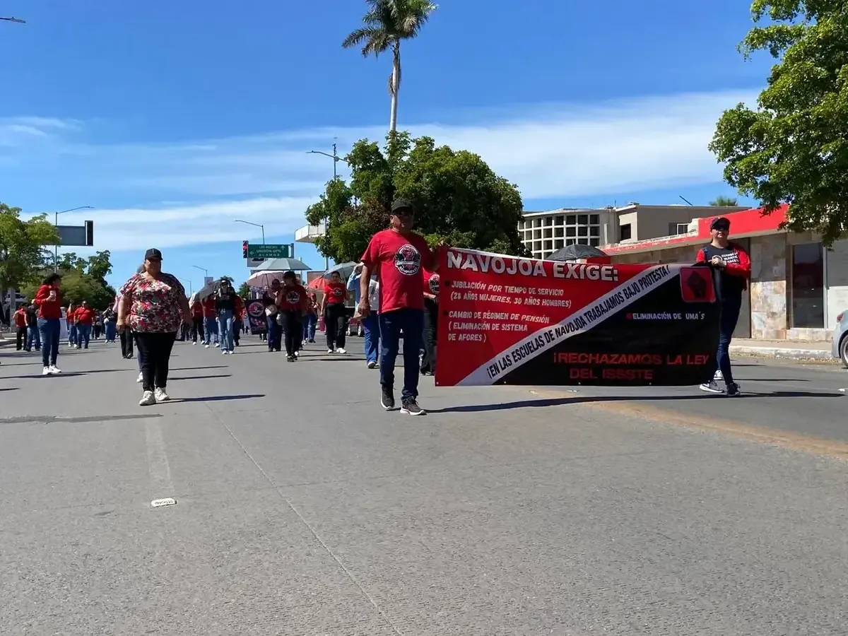 Maestros de Navojoa exigen la abrogación de la Ley del Issste y mejoras en pensiones.