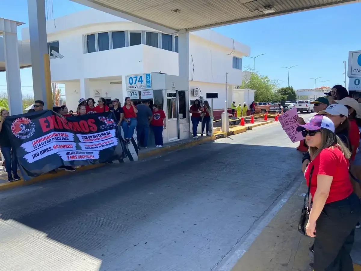 La protesta busca presionar al Gobierno Federal por demandas laborales.