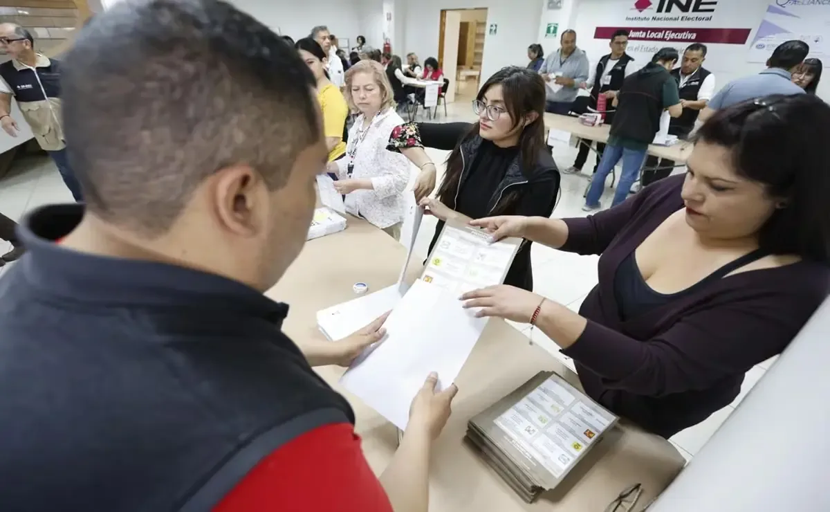 La propuesta del magistrado Fuentes busca prevenir la participación de servidores de la nación como observadores.