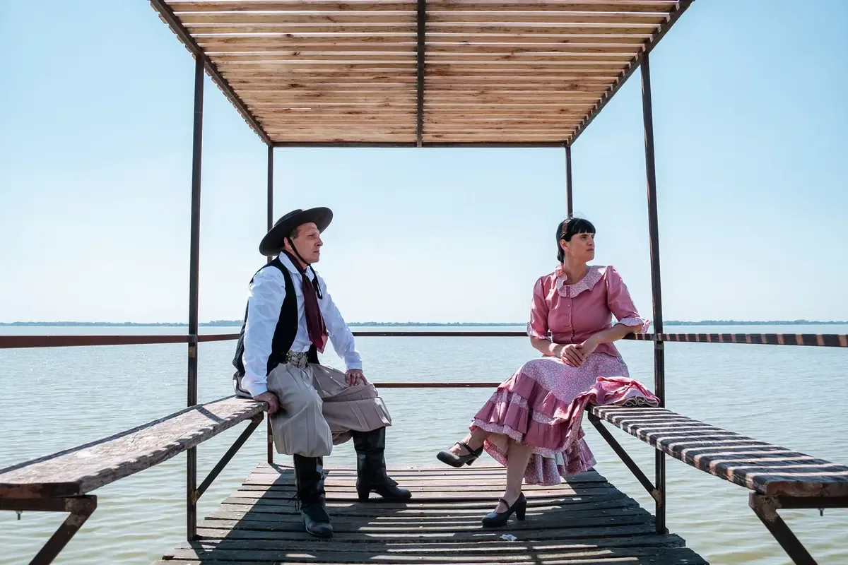 La serie mexicana se posiciona en el Top 10 de 30 países y revive una historia de hace 30 años.