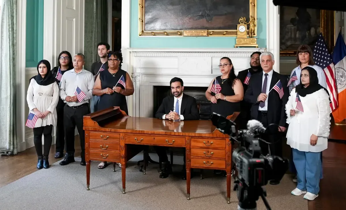 El alcalde de Nueva York destacó la historia y las raíces del país en un discurso conmemorativo.