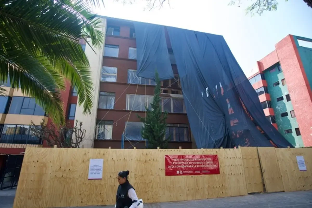 Mandataria Clara Brugada durante la visita al edificio afectado en Coyoacán.