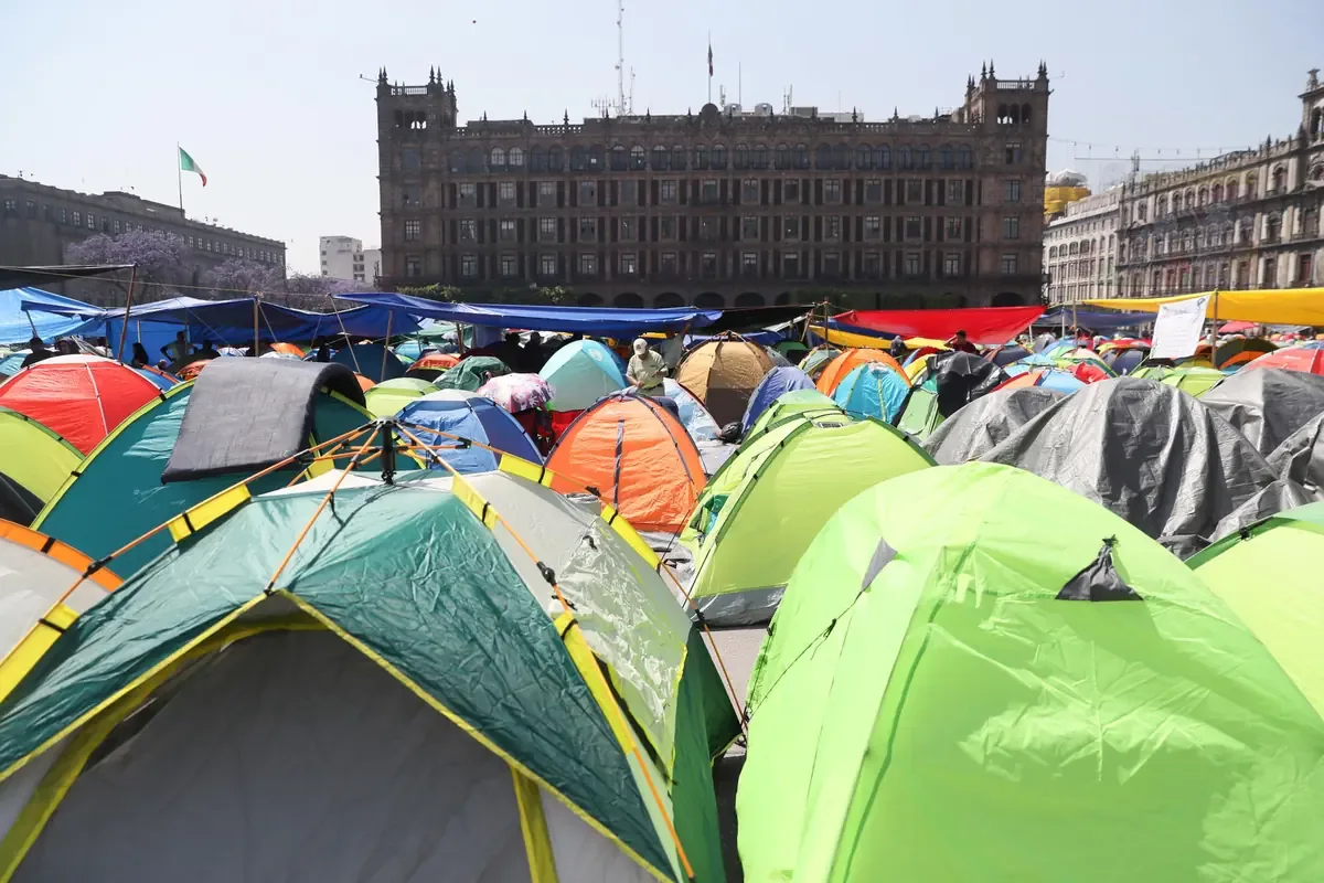 Manifestaciones docentes demandan mejoras laborales y afectan el tráfico.