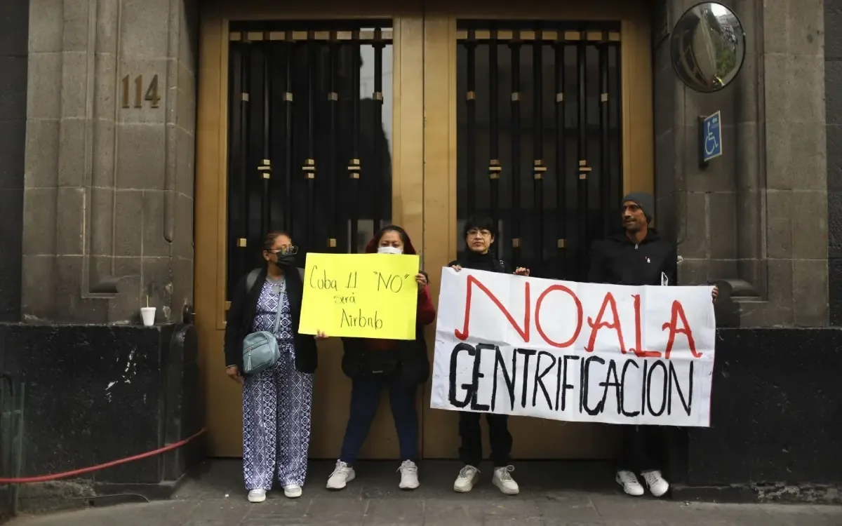 Manifestantes bloquean la Suprema Corte en oposición a desalojos en CDMX.