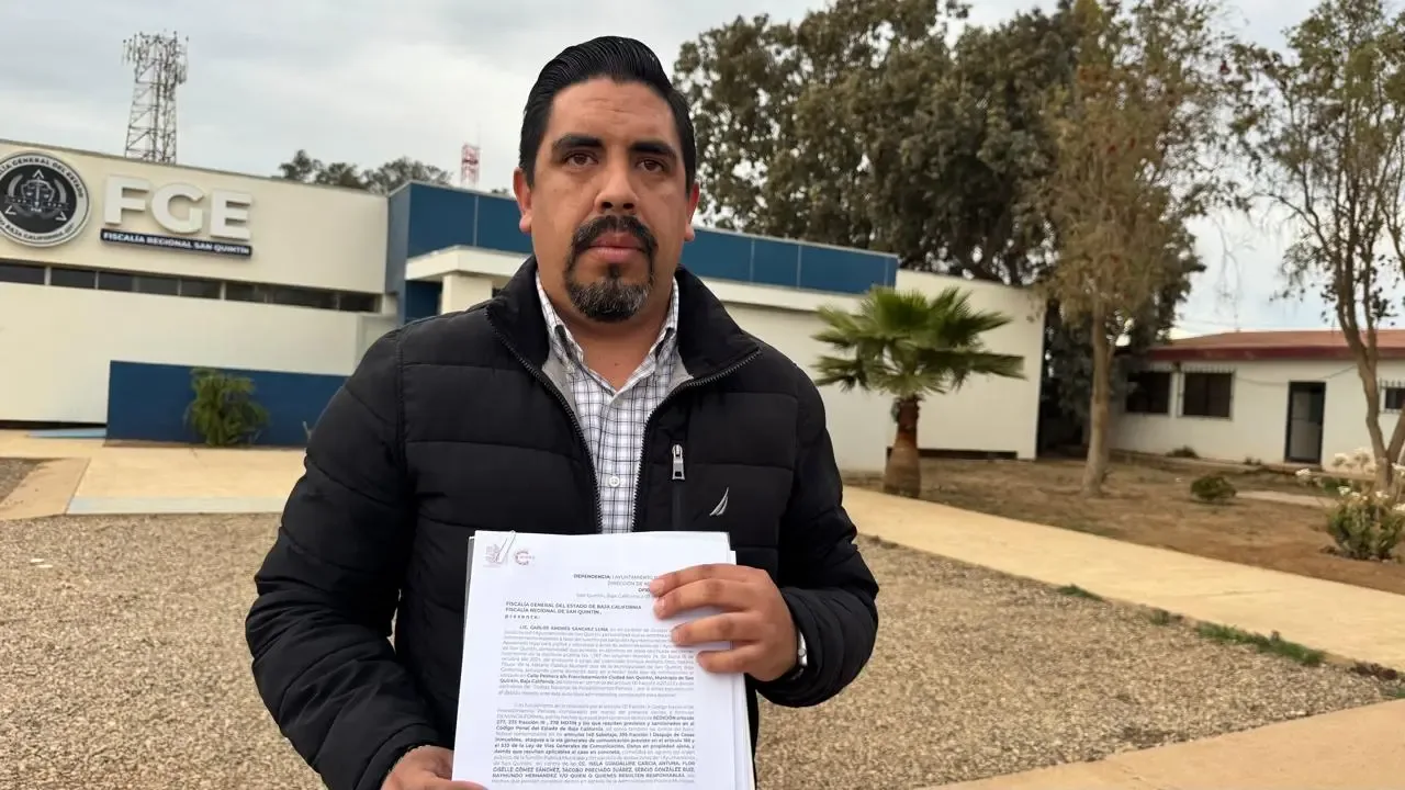 Manifestantes bloquean las oficinas del Ayuntamiento de San Quintín.