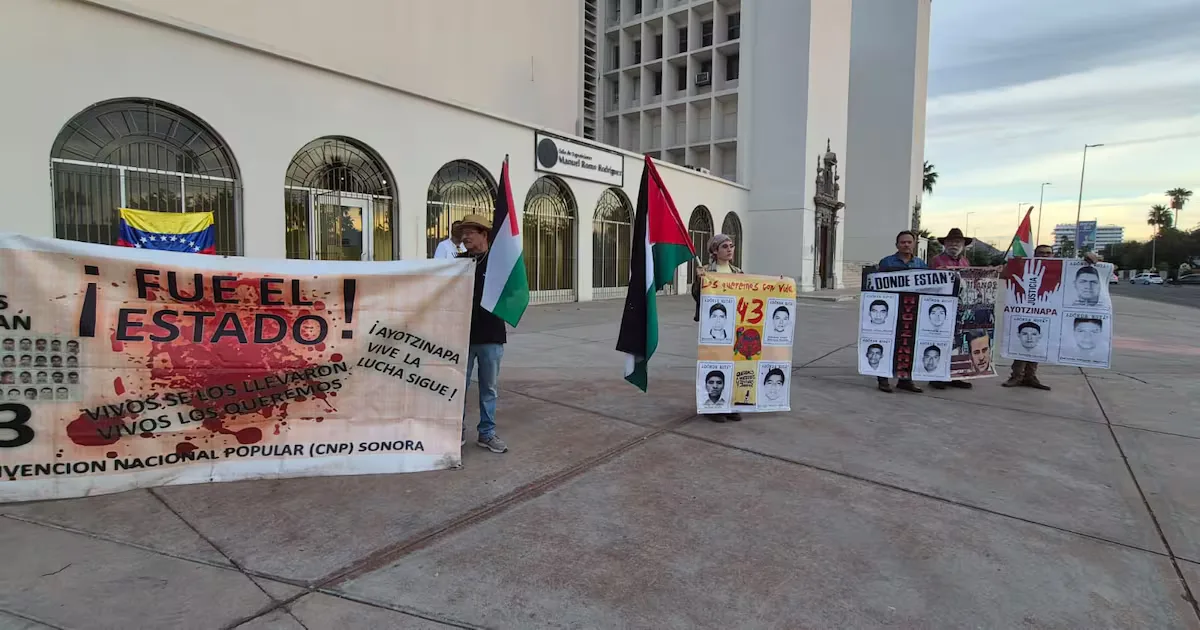 Manifestantes del colectivo Por Ayotzinapa frente al Museo de la Universidad de Sonora.