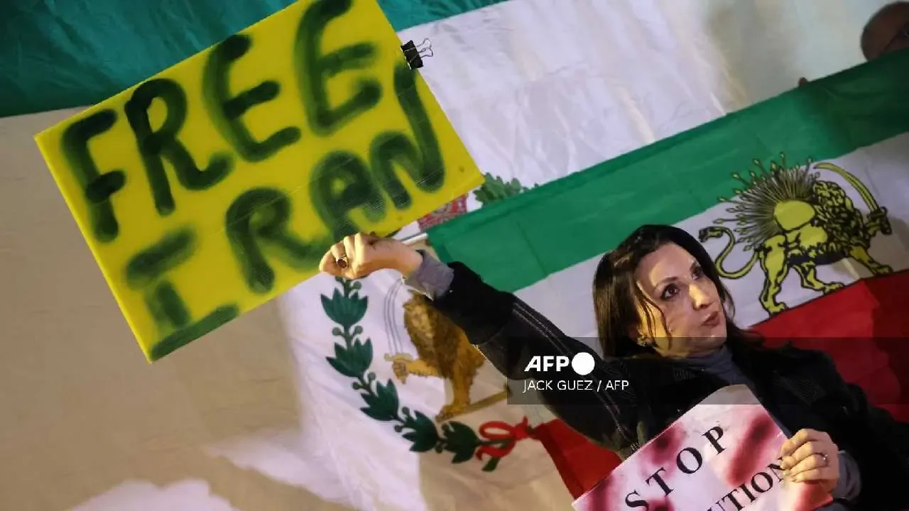 Manifestantes en apoyo al pueblo iraní durante una protesta en Bruselas.