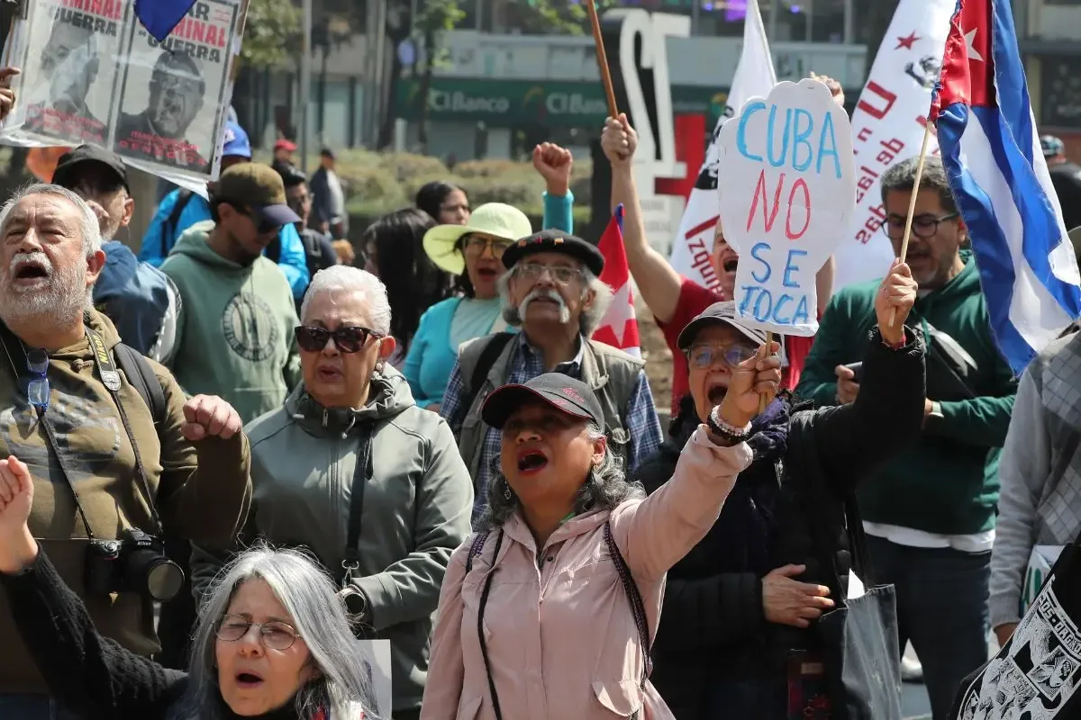 Manifestantes en CDMX apoyando a Cuba en medio de la presión de EE. UU.