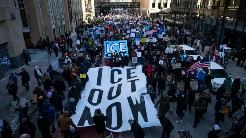 Manifestantes en EE. UU. exigen el fin de las políticas de ICE durante las protestas.