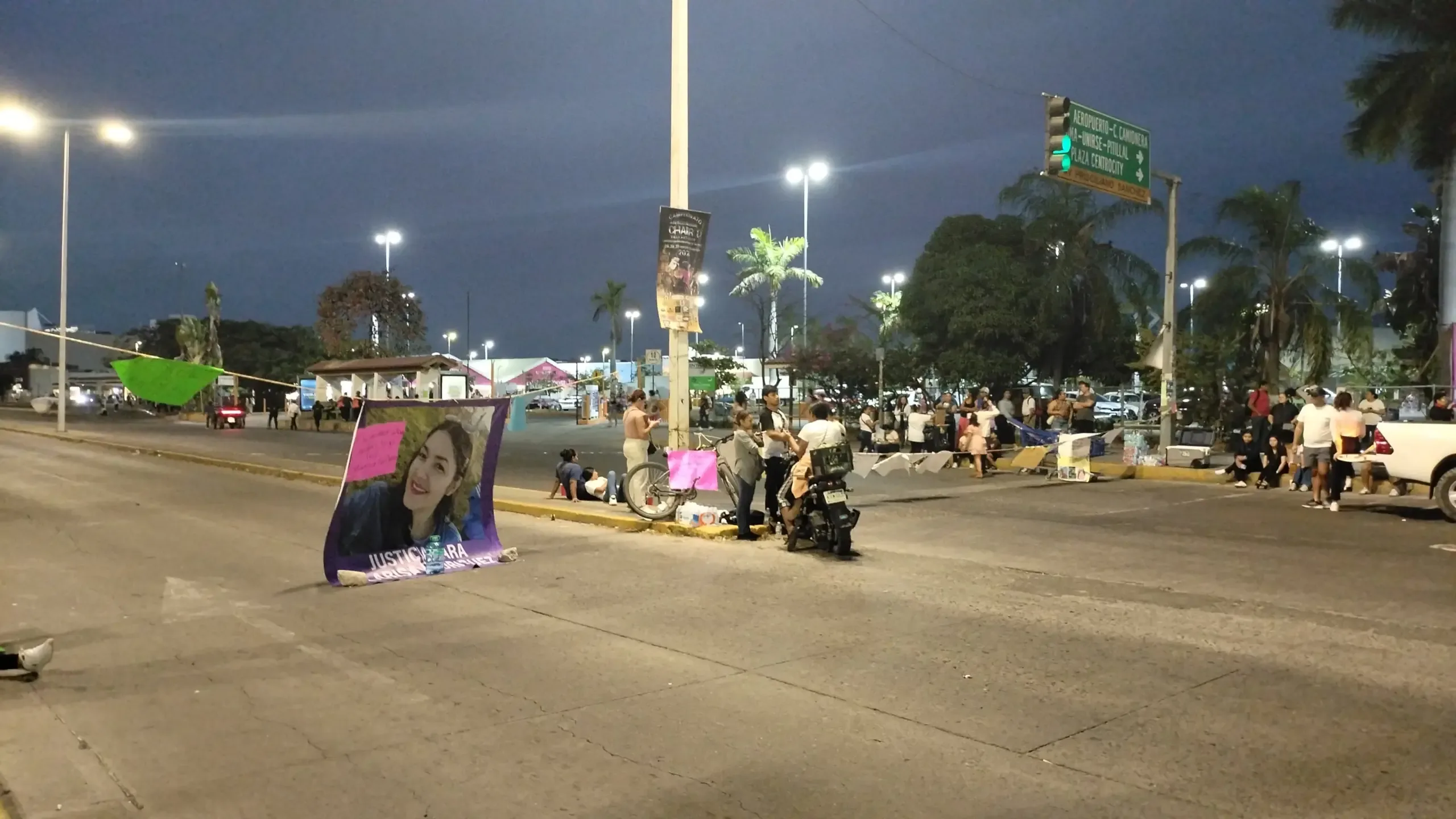 Manifestantes en Puerto Vallarta piden justicia por la muerte de Clarisa Rodríguez.