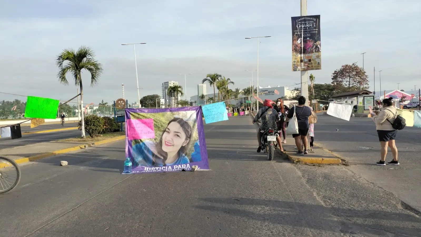 Manifestantes en Puerto Vallarta piden justicia por la muerte de Clarisa Rodríguez.