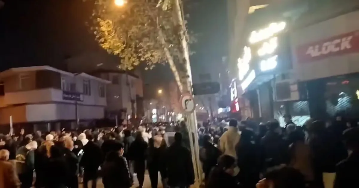 Manifestantes en Rasht enfrentan una represión violenta mientras exigen cambios.