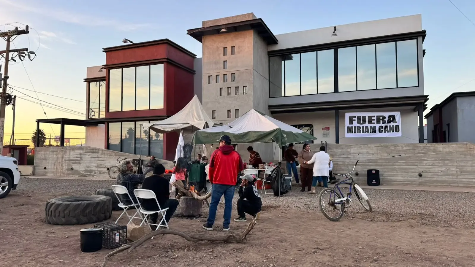 Manifestantes en San Quintín exigen auditoría y juicio político contra la alcaldesa.