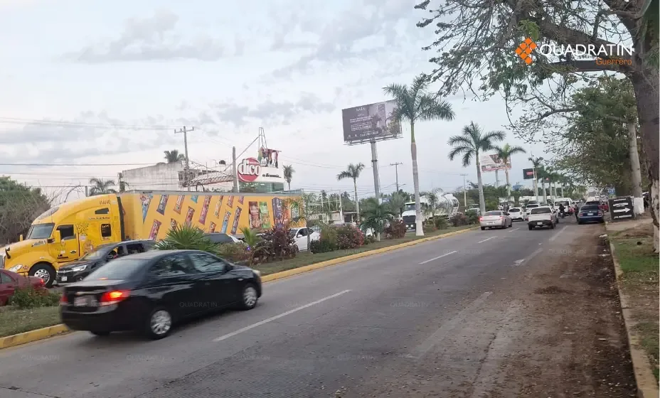 Manifestantes levantan bloqueo tras diálogo con autoridades en Acapulco.