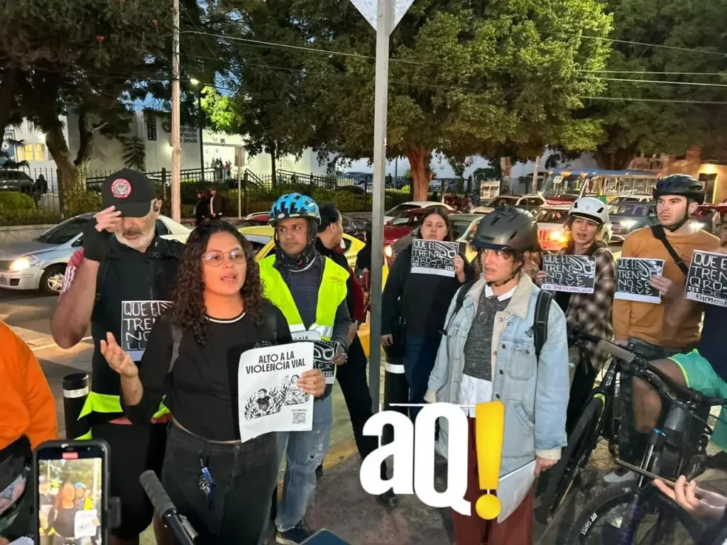 Manifestantes piden seguridad vial y accesos seguros para el tren México-Querétaro.