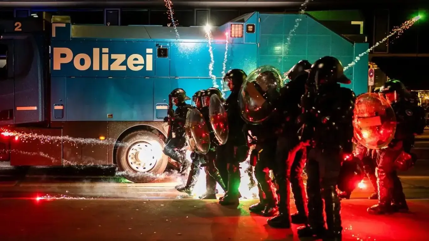 Manifestantes queman banderas de EE. UU. en Zúrich, Suiza.