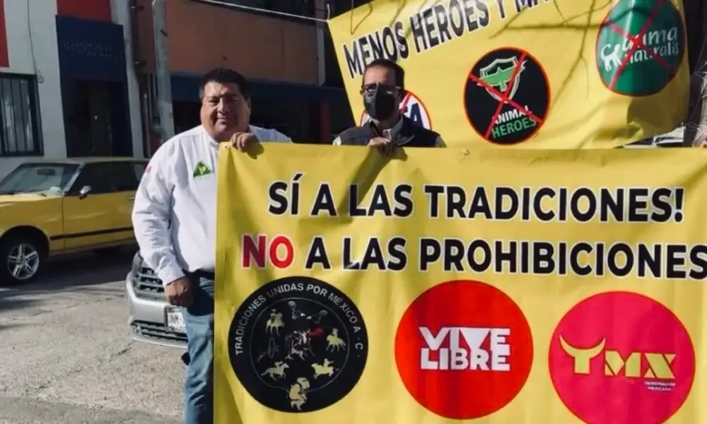 Manifestantes sosteniendo un cartel en favor de la tauromaquia en Querétaro.