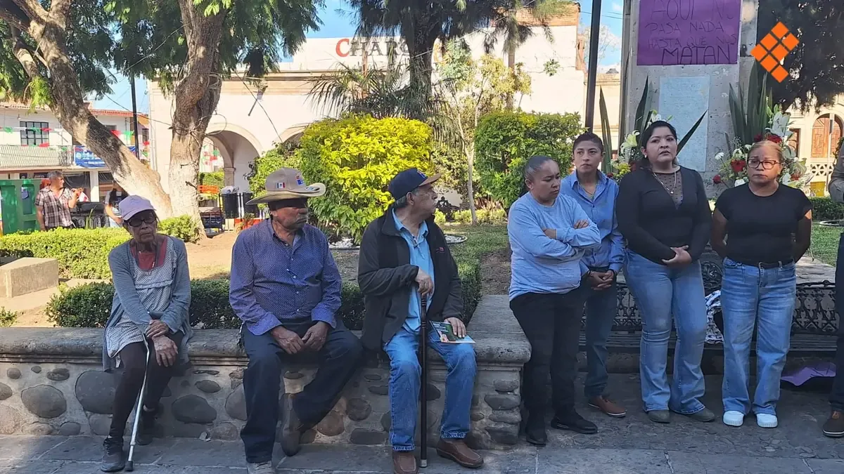 La comunidad de Charo pide respuestas a las autoridades tras el hallazgo del cuerpo de Janeth en su hogar.