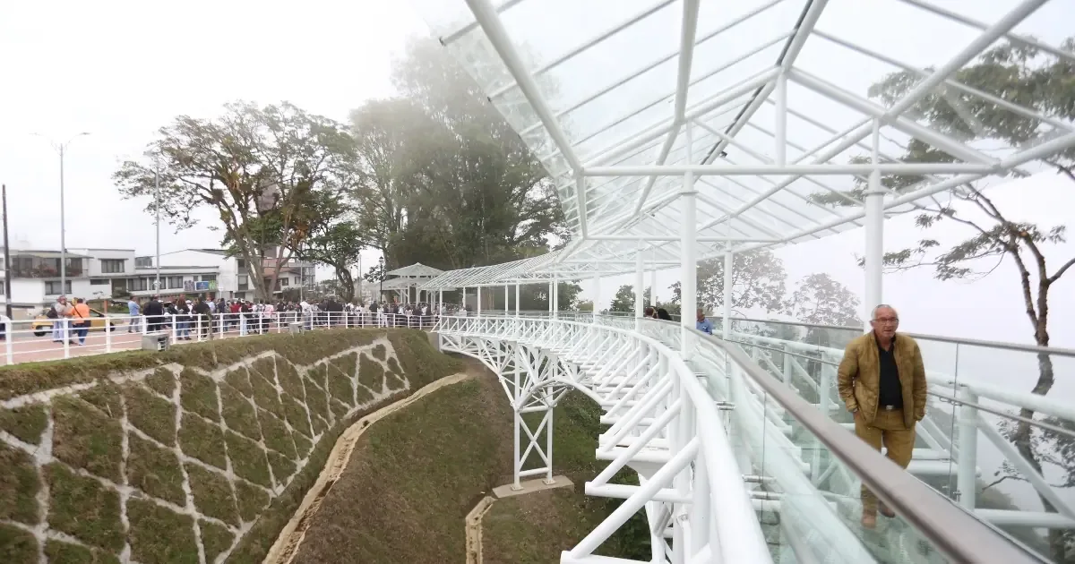 El nuevo puente de cristal se convierte en un atractivo turístico en Manizales, mejorando el paisaje urbano.