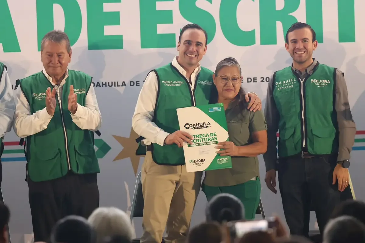 La entrega de escrituras brinda certeza jurídica a familias de la Región Carbonífera y promueve la seguridad patrimonial.