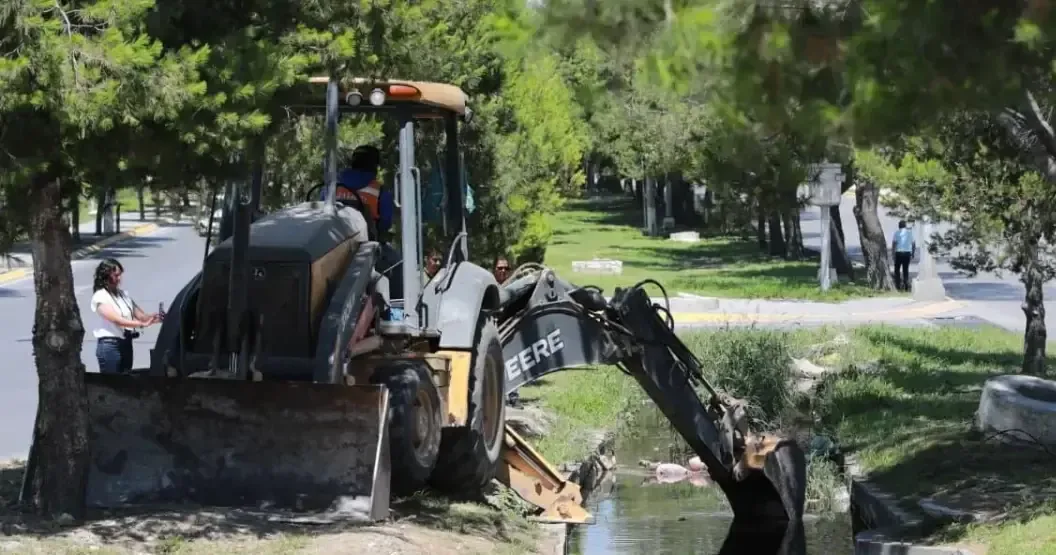El Gobierno Municipal trabaja en la limpieza de canales y mejora de vialidades para prevenir encharcamientos en la ciudad.