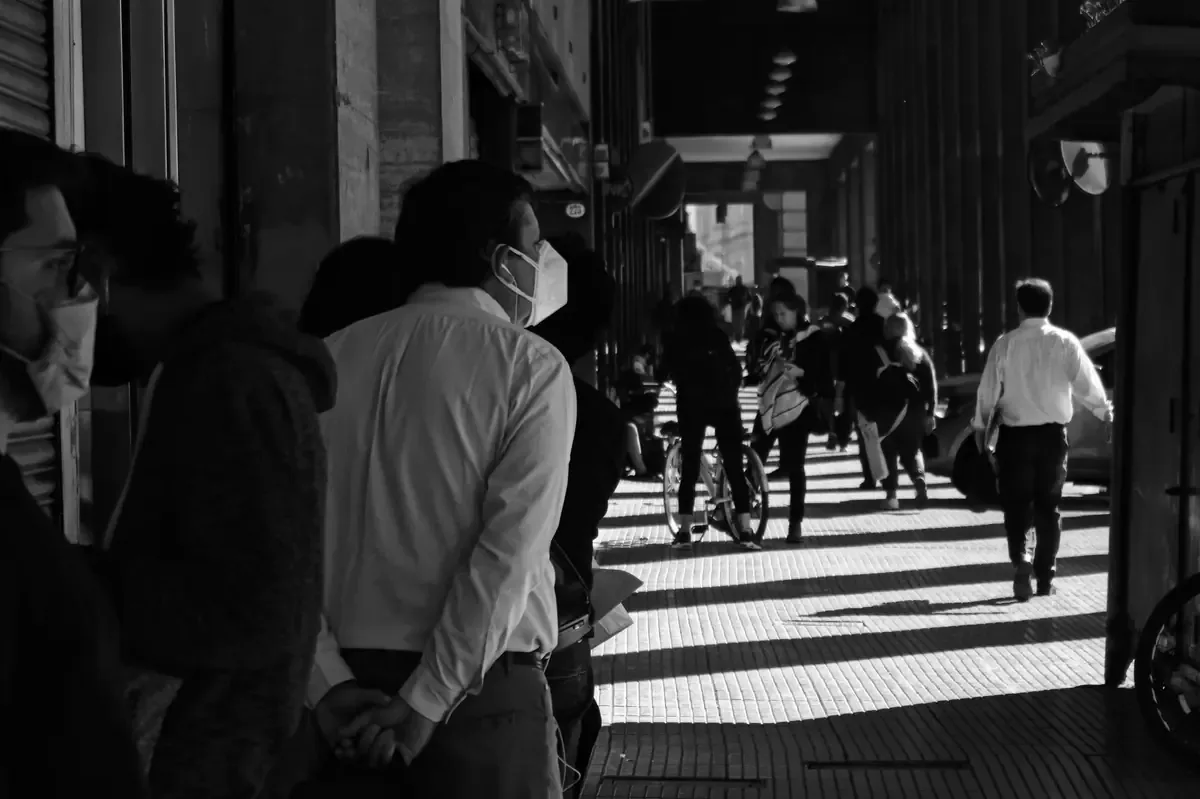 La situación de Adorni genera incertidumbre en el Gobierno y la sociedad tras recientes revelaciones.