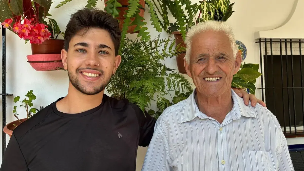 Un abuelo malagueño se vuelve viral por compartir consejos sobre agricultura tradicional junto a su nieto.