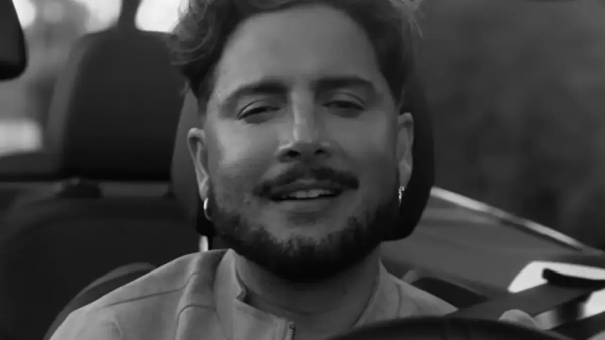 El nuevo video de Manuel Carrasco fusiona el 'western' y los videojuegos, mostrando su singular estilo musical.