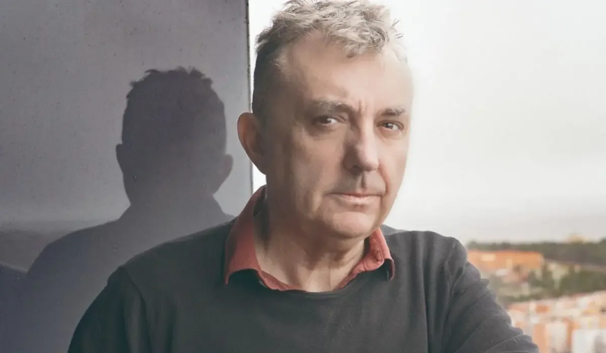 La novela de Manuel Vilas reflexiona sobre la asepsia del teléfono en la transmisión de mensajes.