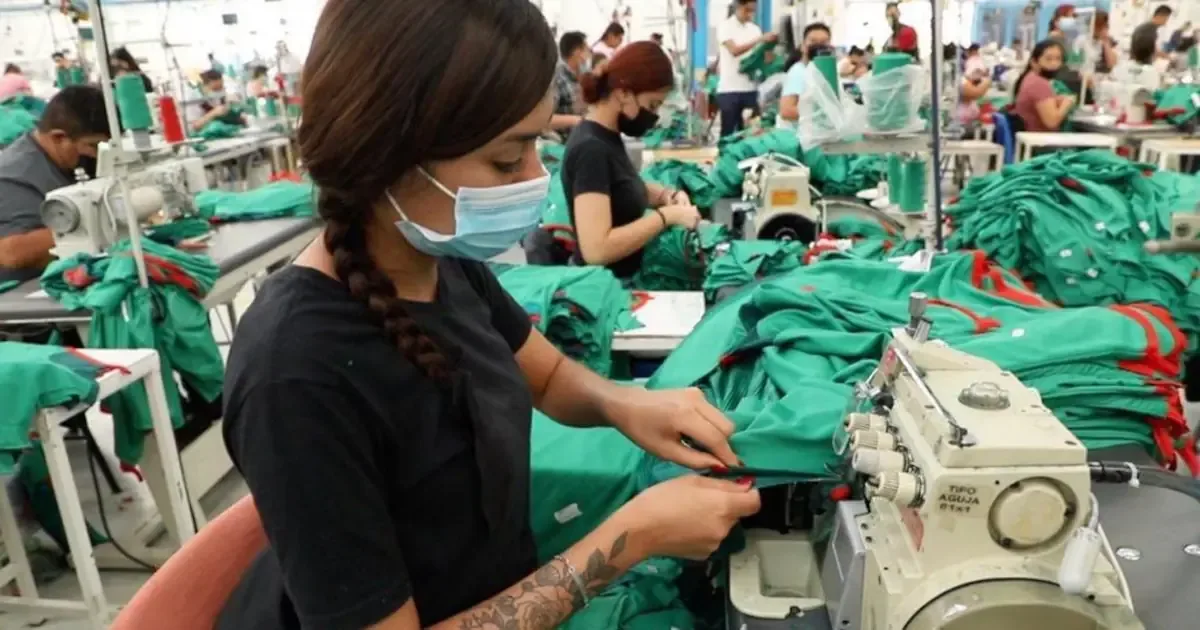 La disminución del empleo en el sector manufacturero preocupa a analistas económicos tras el impacto de los aranceles de EE. UU.