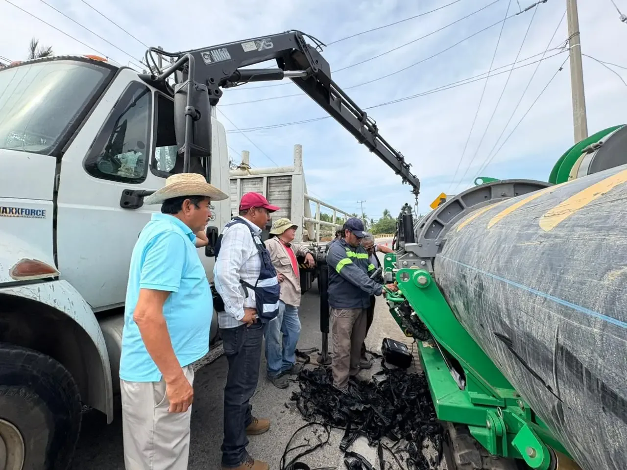 Maquinaria trabajando en la instalación del bypass por Capama en Acapulco.