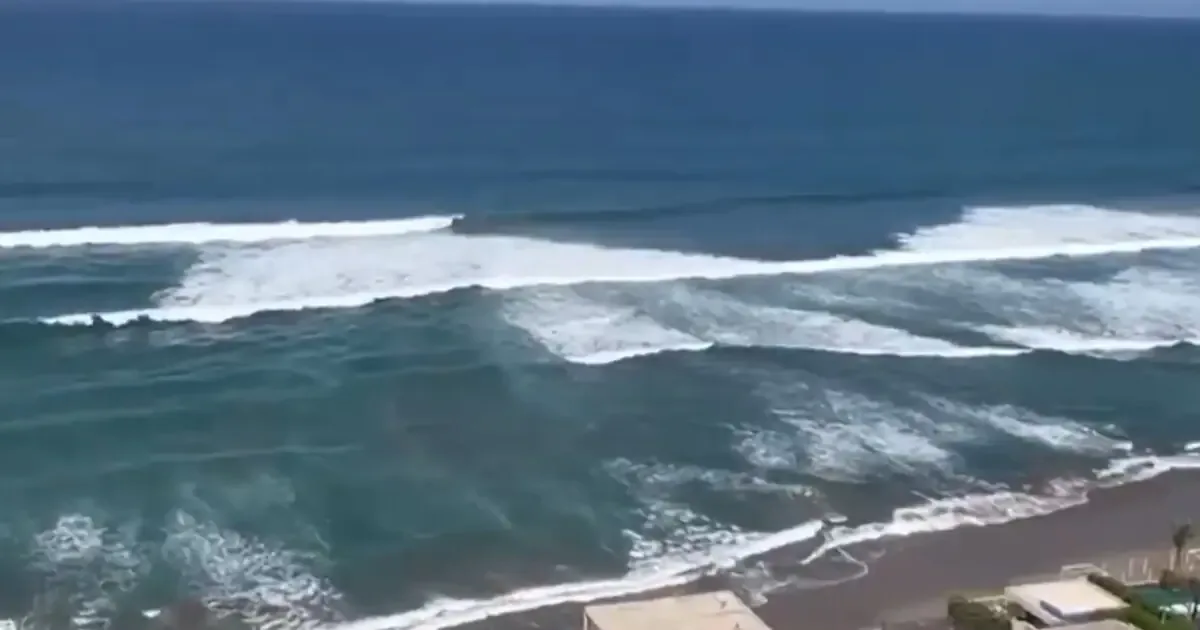Las playas de Acapulco enfrentan cambios drásticos debido al fenómeno del mar de fondo, generando pérdidas en el sector turístico.