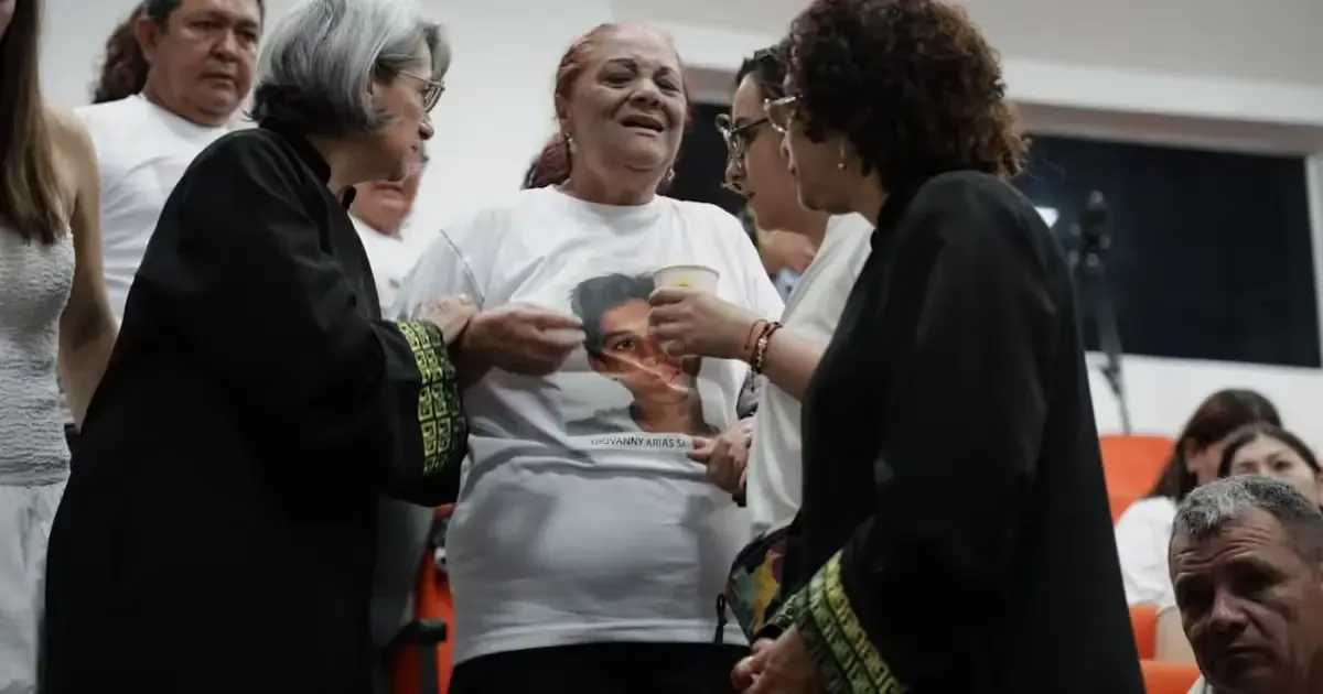 María Dolores Sánchez exige justicia durante la audiencia de la JEP en Yopal.