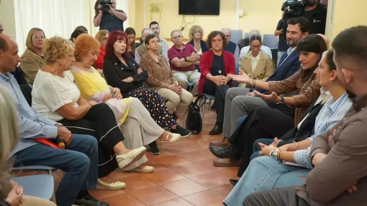 La candidata del PSOE destaca avances en pensiones frente a críticas de la oposición.