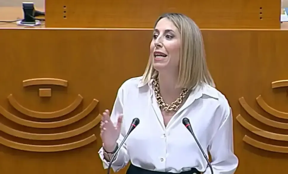 María Guardiola destaca acuerdos con Vox para superar bloqueo político en la región y aborda temas económicos y migratorios.