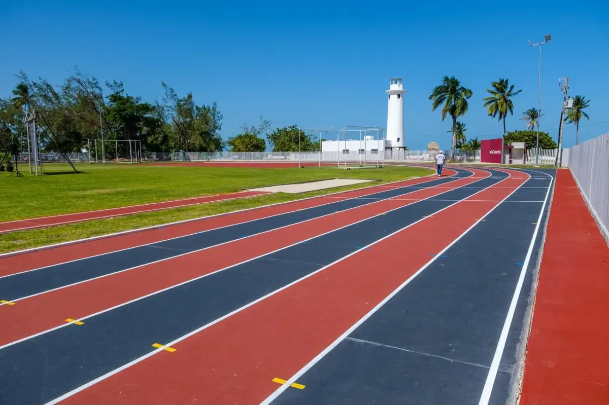 La primera pista de atletismo certificada de la Península de Yucatán se inauguró en Chetumal para promover el deporte de alto rendimiento.