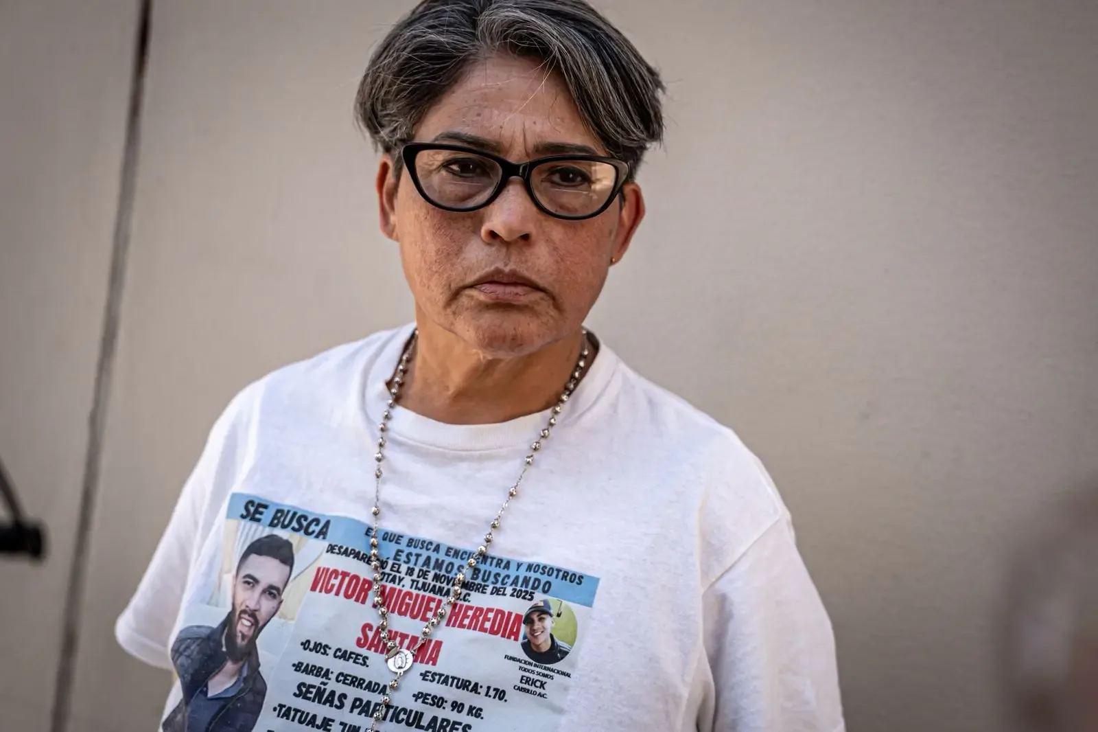 María Lourdes se manifiesta al exterior del Cuartel Morelos en busca de justicia.