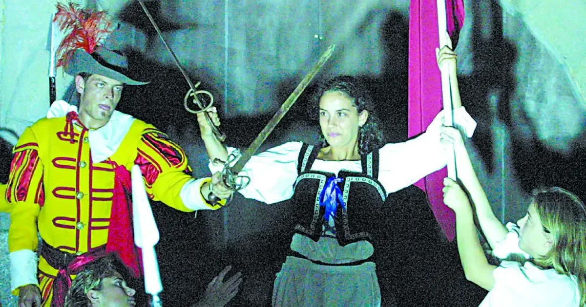 La celebración de la Batalla Naval y el premio de la lotería marcan la historia de 2001 en A Coruña.