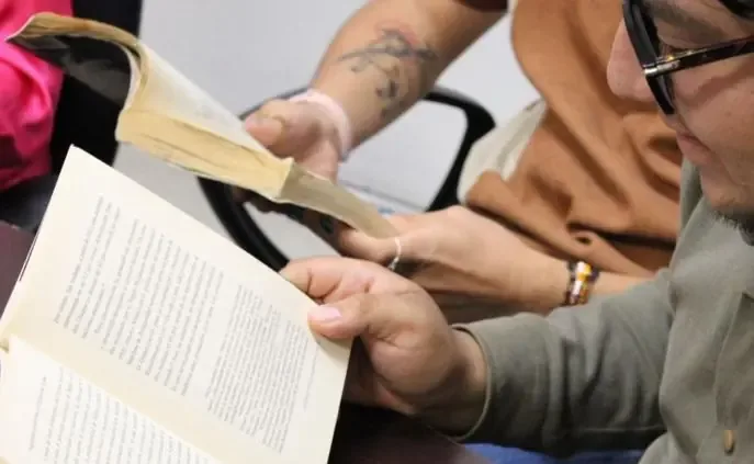 Jóvenes participan en actividad que fomenta la lectura y el análisis crítico en la comunidad.