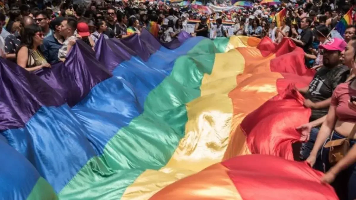 Colectivos LGBT+ piden al gobierno no restringir el paso durante el evento.