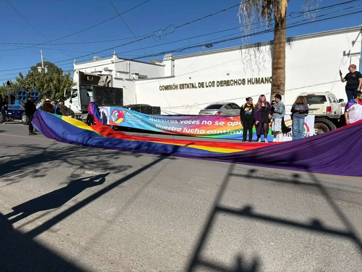 Activistas buscan reconocimiento pleno de derechos para la comunidad LGBT+ en Chihuahua.
