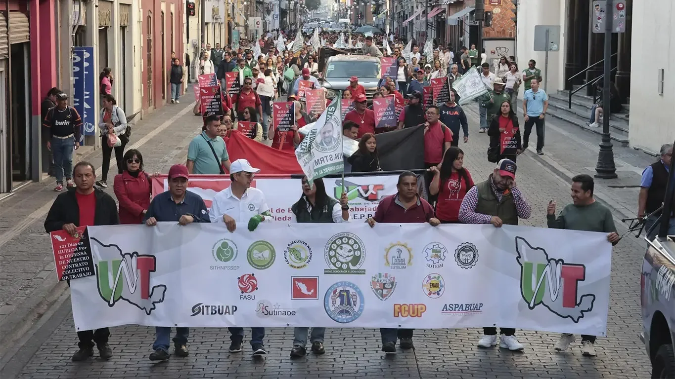 Marcha en Puebla en apoyo a la huelga del Monte de Piedad por derechos laborales.