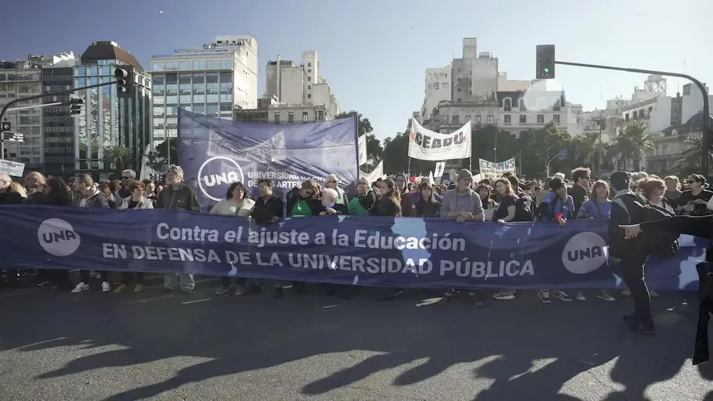 Miles de estudiantes y docentes claman por un presupuesto justo para las universidades.