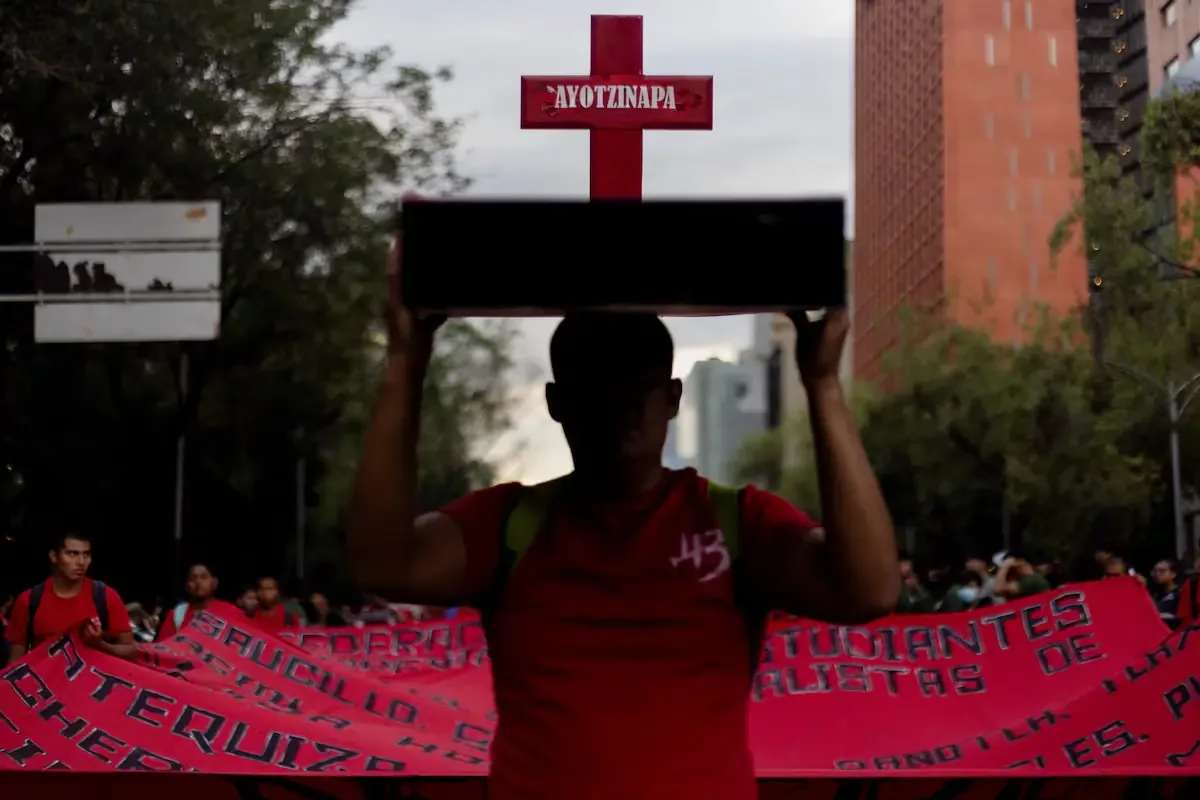 Familias y estudiantes reclaman justicia por la desaparición de normalistas en 2014.