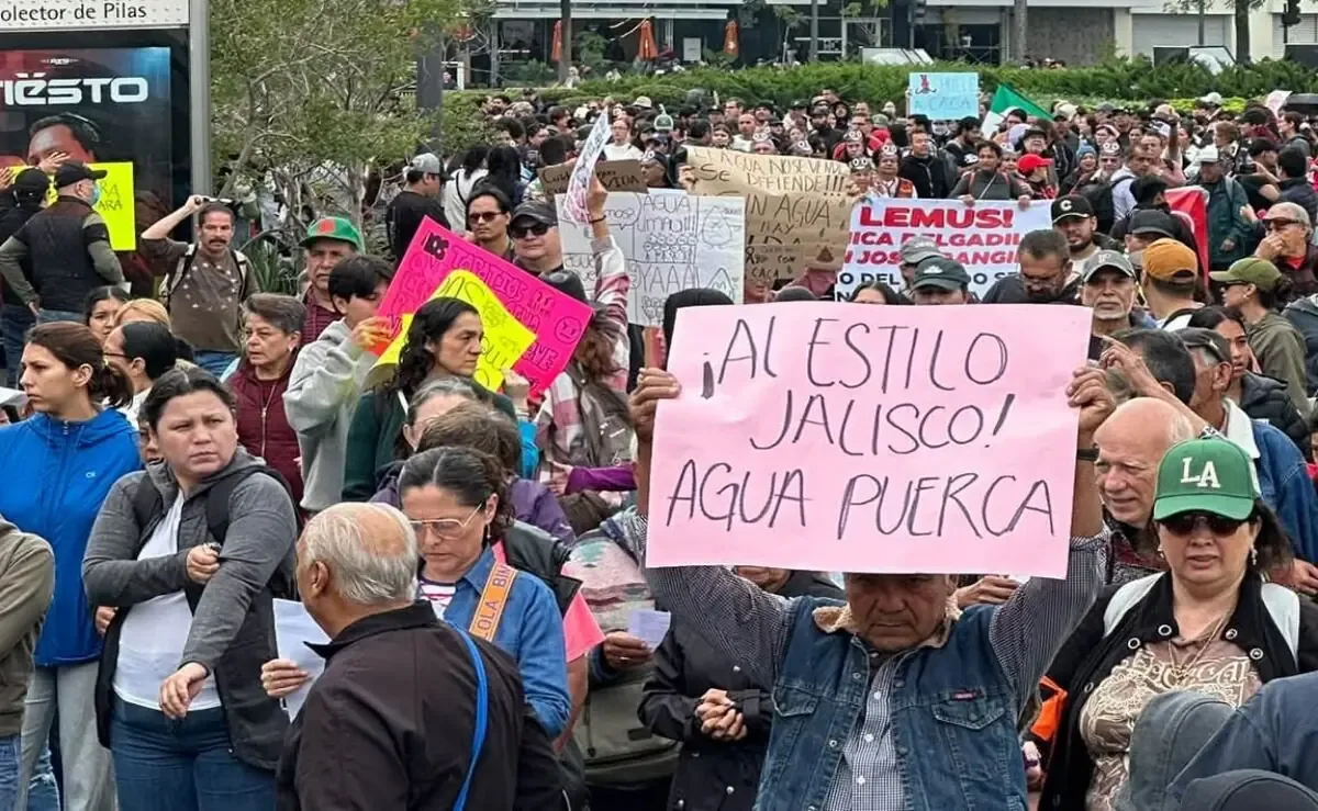 La protesta reunió a diversas generaciones demandando acceso a agua potable y limpia.