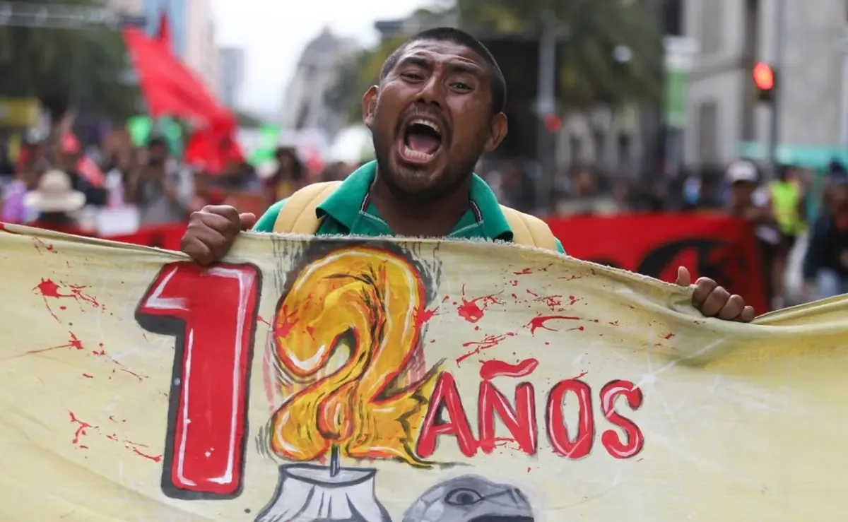 Este año, la marcha recuerda la lucha de las familias por justicia y verdad en el caso Ayotzinapa.