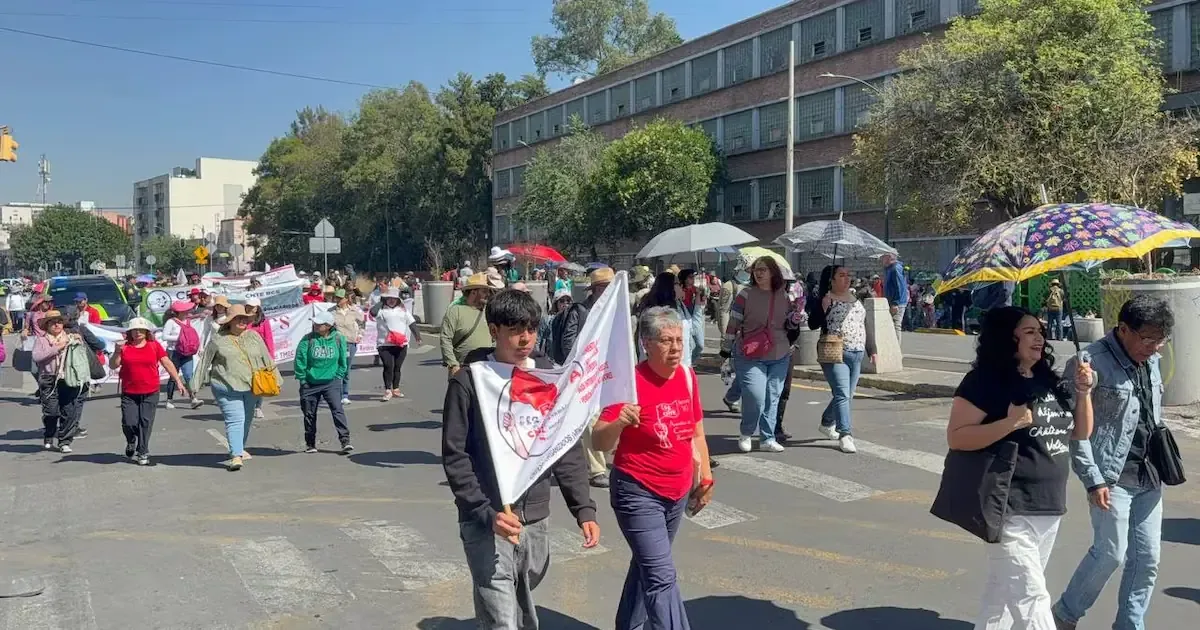 Miles de manifestantes exigen respuestas del gobierno en la megamarcha de hoy.